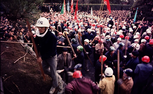 写真・図版 : 東大・安田講堂の攻防戦と前後し、全国各地の大学で「東大闘争支援」をかかげた闘争が展開された＝1969年1月21日、京都大学