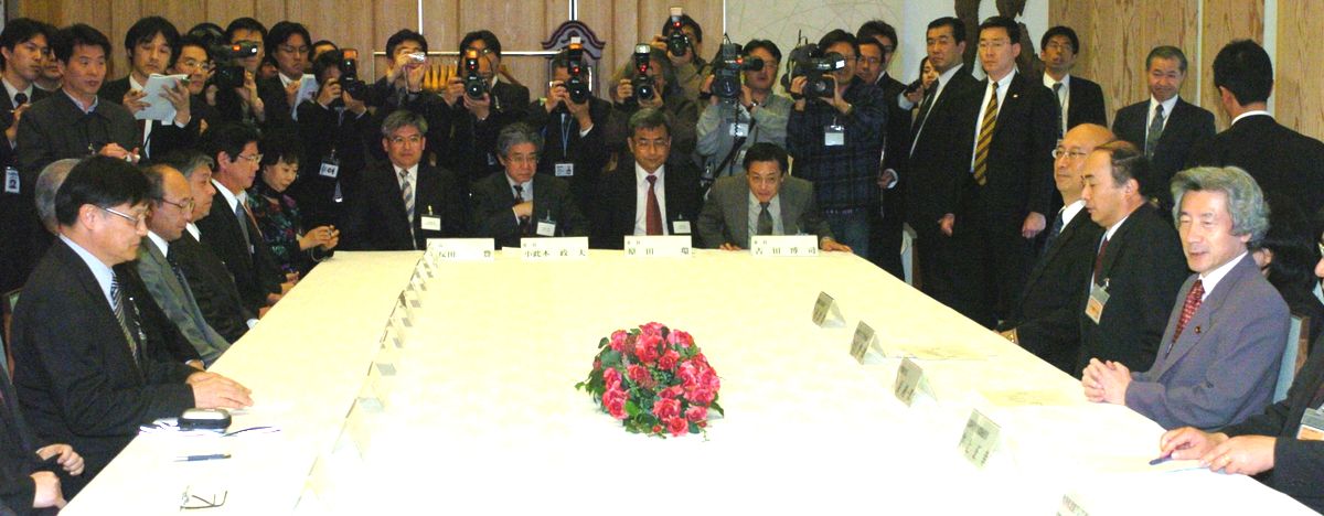 写真・図版 : 小泉純一郎首相（右端）を表敬訪問した日韓歴史共同研究会メンバー＝2005年3月25日、首相官邸