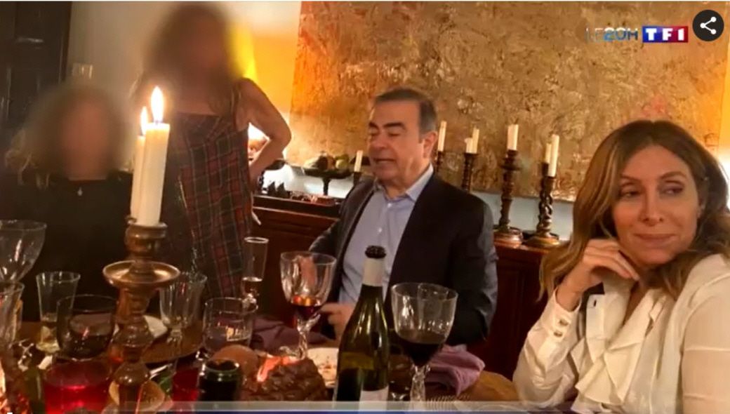 写真・図版 : 仏テレビ局TF1が入手した、日産自動車前会長のカルロス・ゴーン被告（中央）の写真。同局によると、大みそかにベイルート市内で妻のキャロル氏（右）と新年を祝う宴を開いている様子が写されている＝同テレビ局の映像から 