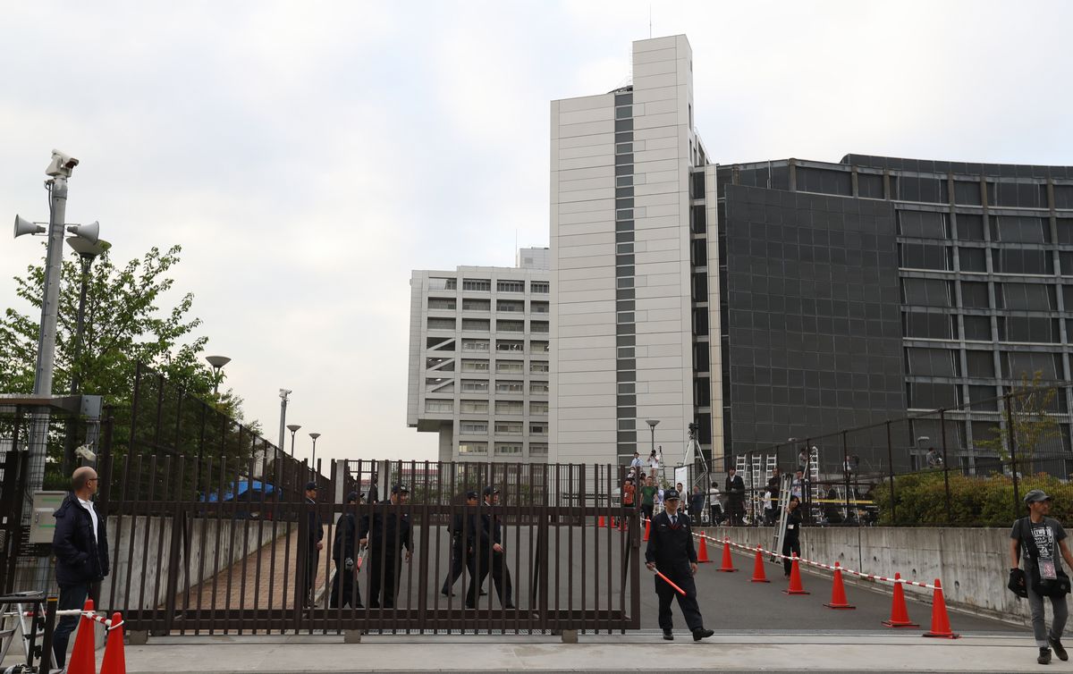 写真・図版 : 面会所出入り口の門を閉める東京拘置所の職員＝2019年4月25日、東京都葛飾区