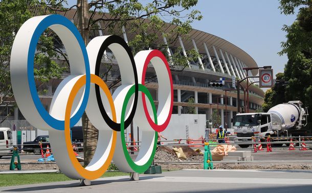 写真・図版 : 新国立競技場（奥）近くに設置されたオリンピックシンボルのモニュメント＝2019年6月13日、東京都新宿区