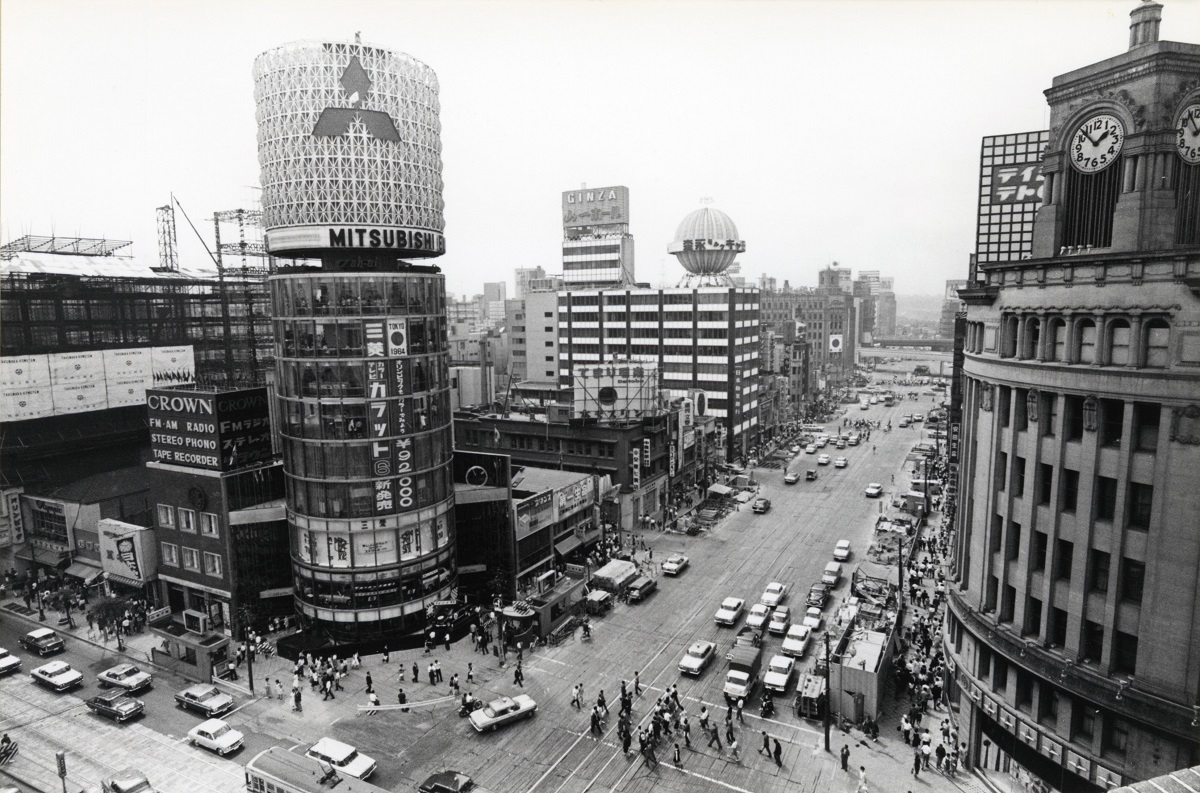 写真・図版 : 三越側から有楽町方面に向かって撮影された銀座4丁目交差点。右が和光ビル、左が三愛ビル＝1964年5月24日