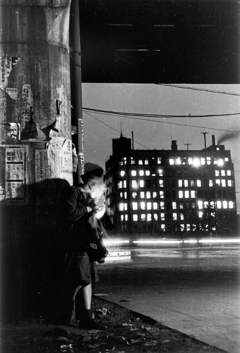 写真・図版 : 有楽町ガード下に立つ「夜の女」＝1946年6月1日