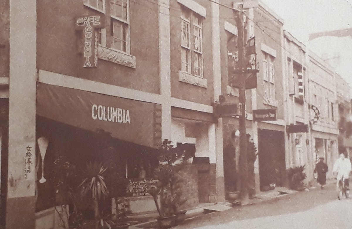 写真・図版 : 銀座裏のカフェ街＝1930年3月ごろ撮影
