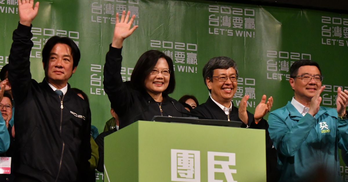 写真・図版 : 台湾総統選挙で圧勝し、支持者らに向け手を振る民進党の蔡英文総統（左から2人目）＝2020年1月11日夜、台北市、
