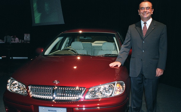 写真・図版 : 2000年、ゴーン社長の就任後初めて発表された日産の新車「ブルーバード　シルフィ」と＝2000年8月30日、東京都渋谷区