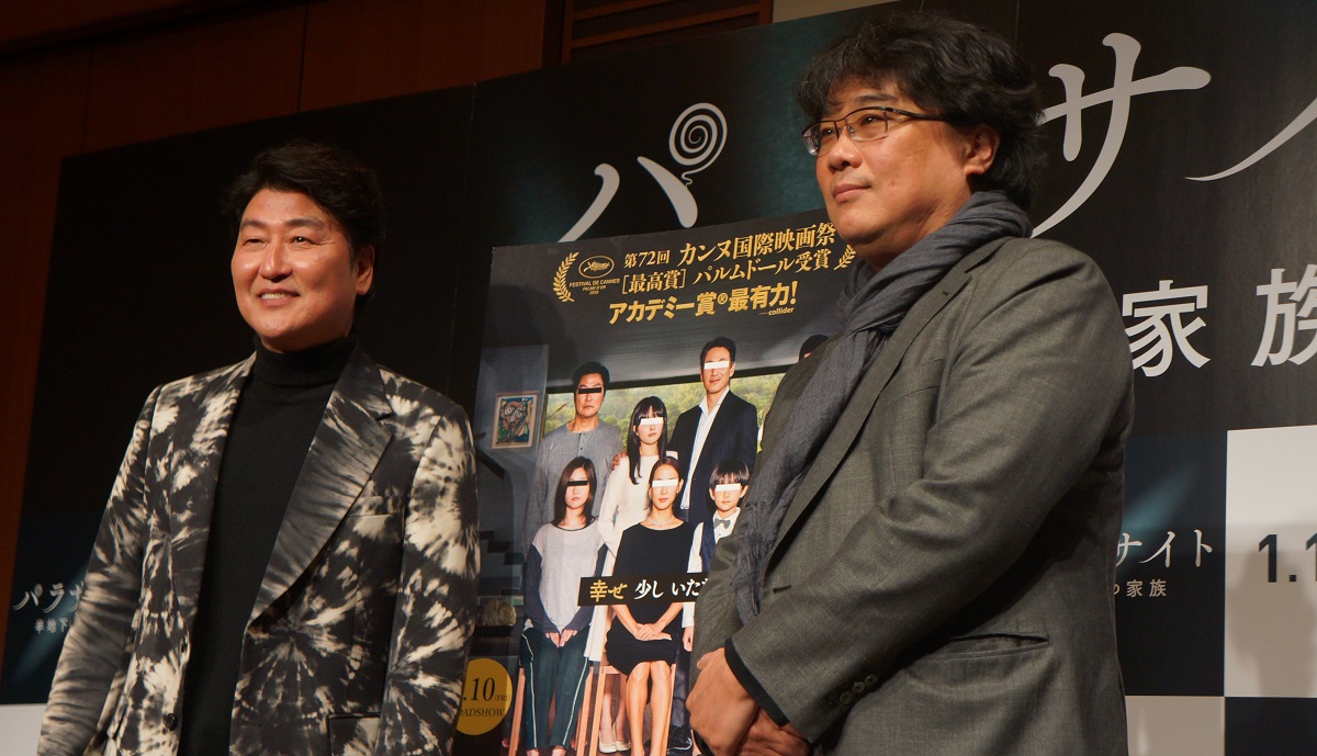 写真・図版 : 『パラサイト』のポン・ジュノ監督(右)と主演のソン・ガンホ