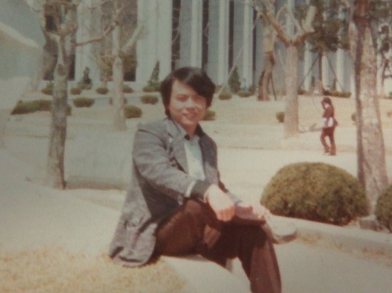 写真・図版 : 당시 모교 연세대학교 교정에서의 필자, 1978년 봄= 필자 제공
