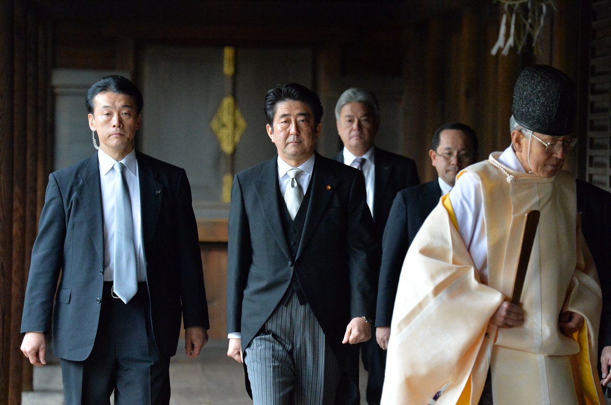 写真・図版 : 靖国神社を参拝した安倍首相＝2013年12月26日、東京・九段北

