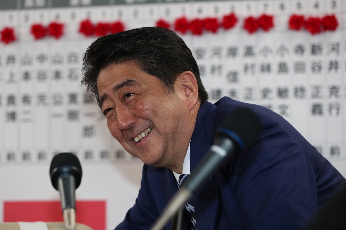 写真・図版 : 2017年衆院選で勝利し、笑顔でインタビューに応える安倍氏＝2017年10月22日、東京・永田町 
