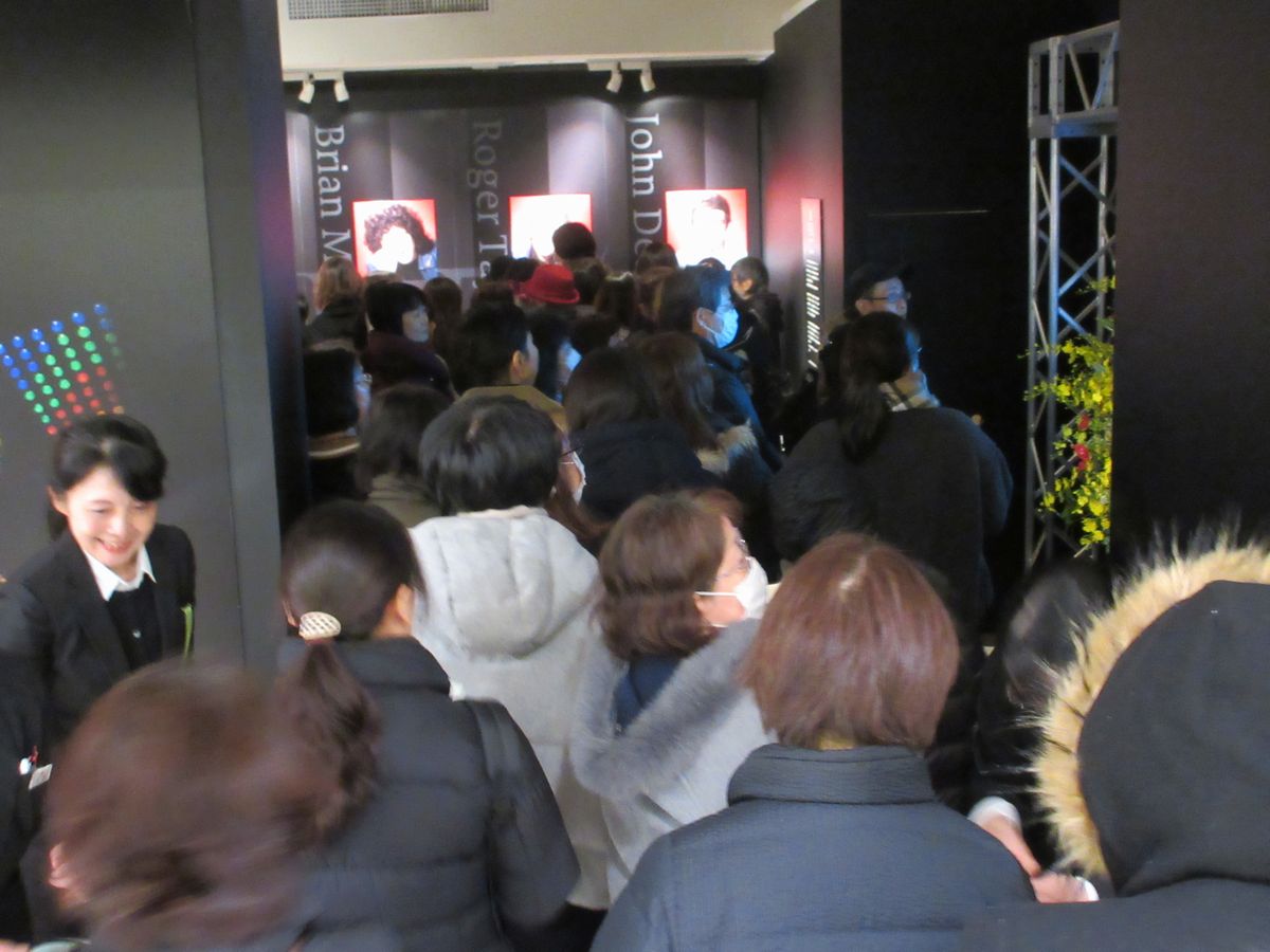 写真・図版 : 予約だけで2万人に達したクイーン展＝2020年1月15日、朝日新聞社撮影