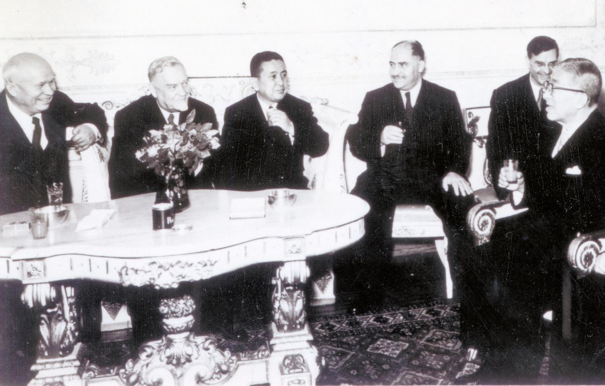 写真・図版 : 1956年10月、モスクワで交渉中の日ソ関係者の昼食会前の様子。左からフルシチョフ第1書記、ブルガーニン首相、河野一郎農相。右端は鳩山一郎首相