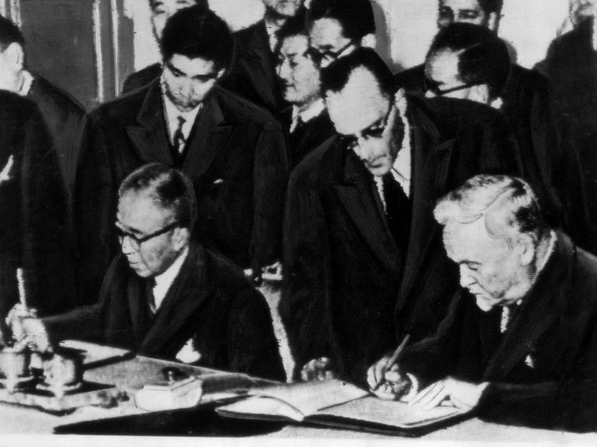写真・図版 : 1956年10月19日、日ソ共同宣言に署名する鳩山・ブルガーニン両首相＝モスクワ・クレムリン 