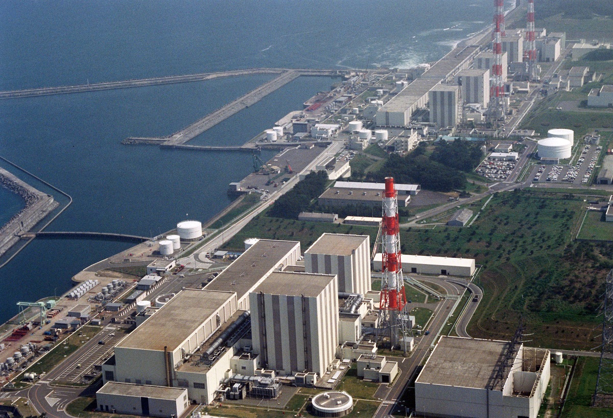 写真・図版 : 事故前の東京電力福島第一原発＝1990年6月7日