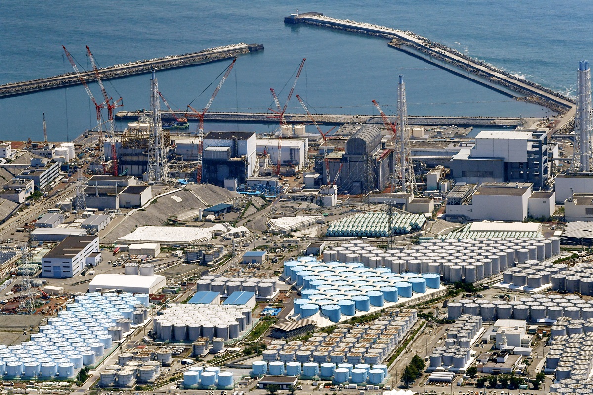 写真・図版 : 福島第一原発の敷地内には処理水をためるタンクが並んでいる＝2019年8月1日