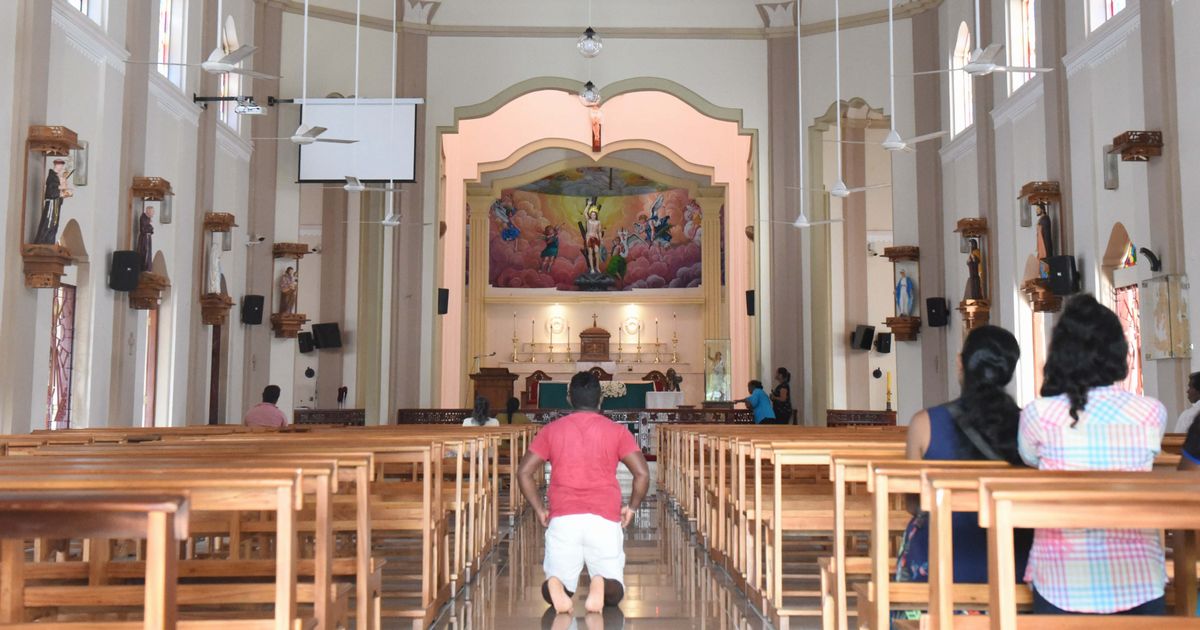 写真・図版 : 2019年4月の自爆テロで115人が死亡したスリランカ西部ネゴンボの聖セバスチャン教会。今も治安部隊が24時間態勢で警備している＝2019年11月14日