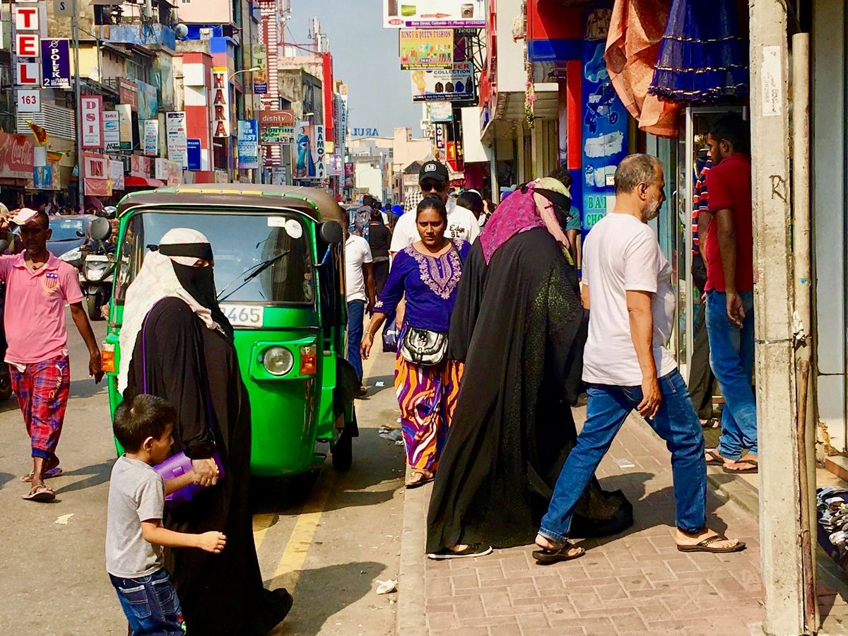 写真・図版 : 少数派ながら、年々存在感を増すスリランカのイスラム教徒。多数派との共存は可 能なのか=2018年4月、スリランカ・キャンディ近郊(筆者撮影)
