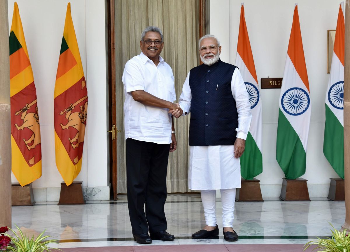 写真・図版 : 握手するゴタバヤ大統領（左）とモディ首相＝2019年11月29日（インド政府提供）