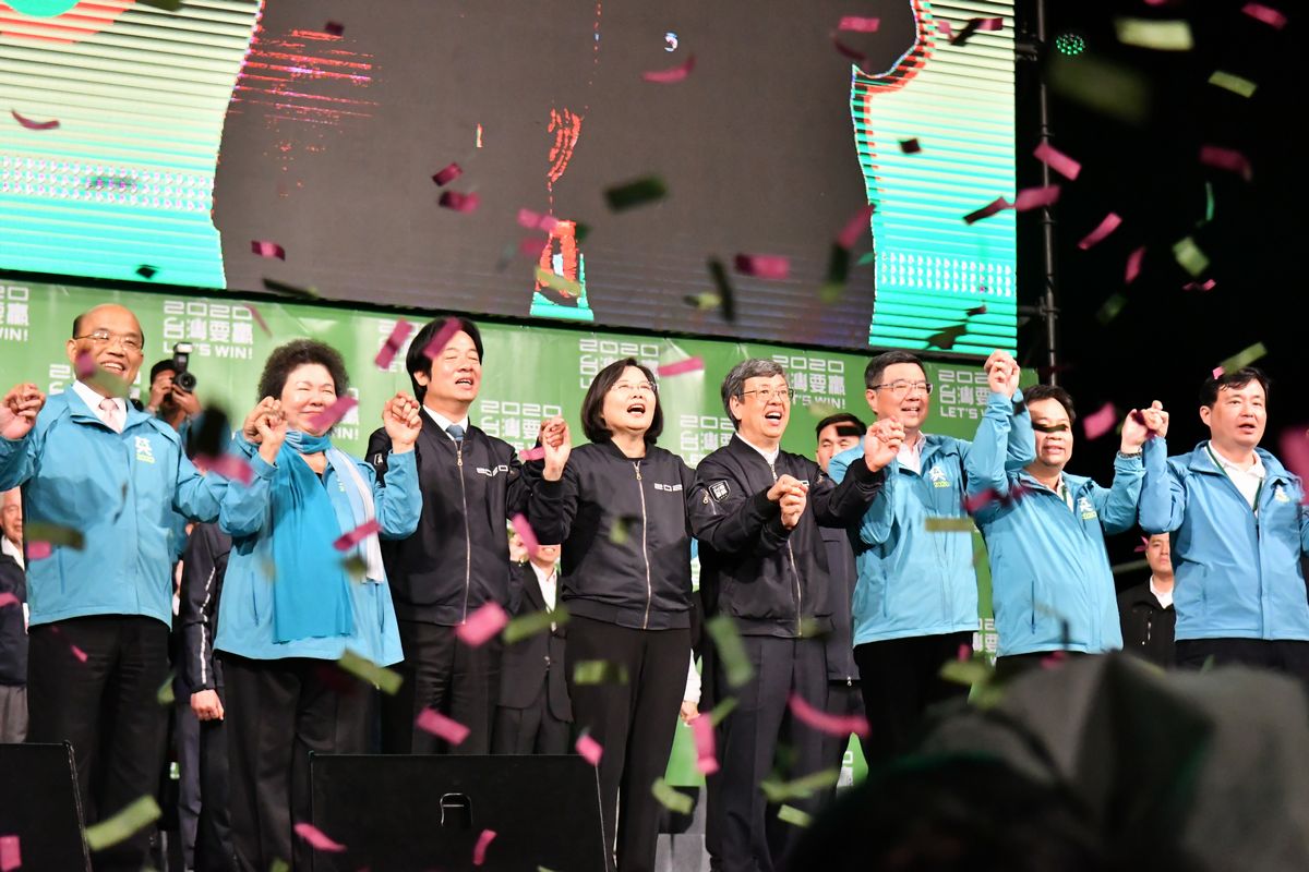 写真・図版 : 台湾総統選で支持者に向けて勝利宣言をし、舞台の上で紙吹雪を浴びる蔡英文総統（中央）＝2020年1月11日、台北市、仙波理撮影  
