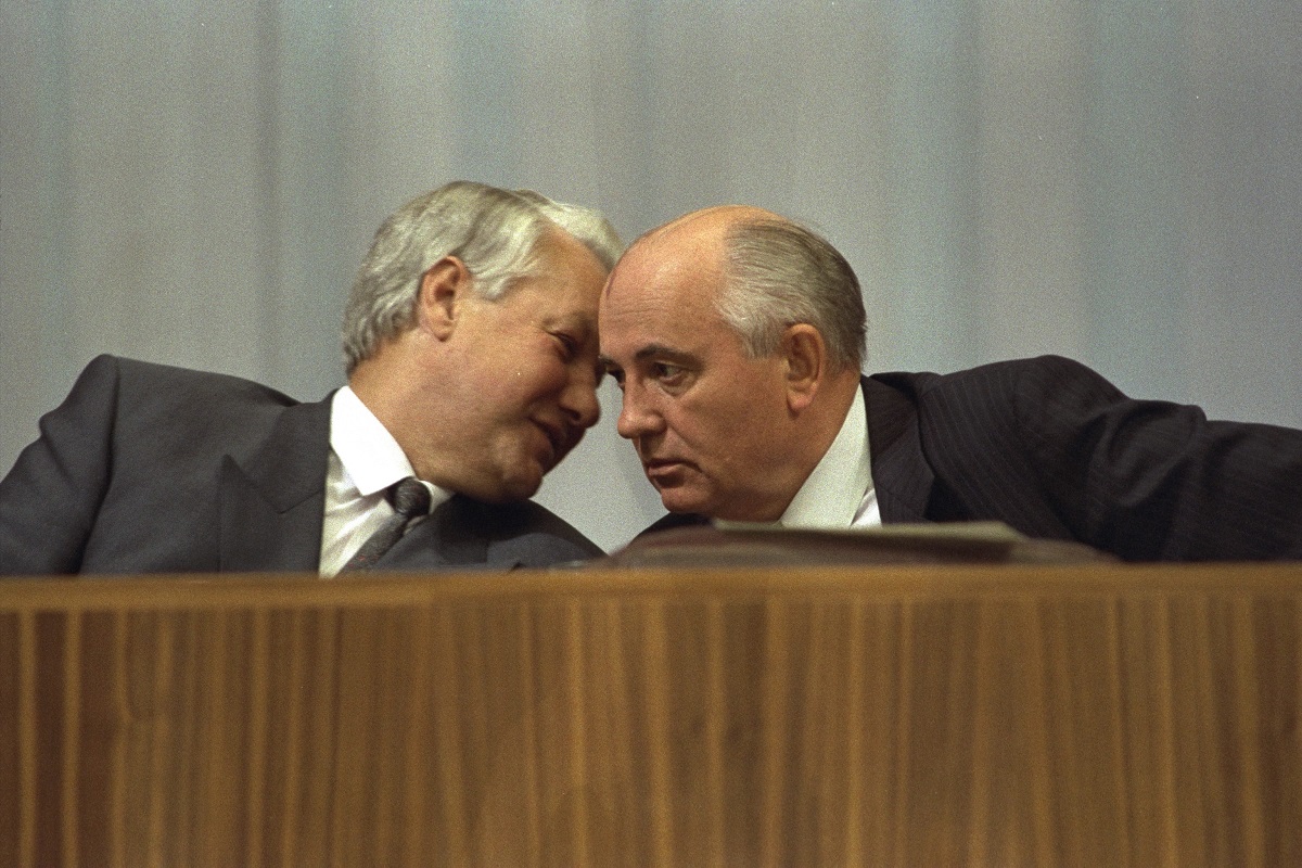 写真・図版 : 当時ソ連大統領だったゴルバチョフ（右）とロシア共和国大統領だったエリツィン＝1991年9月3日、モスクワ