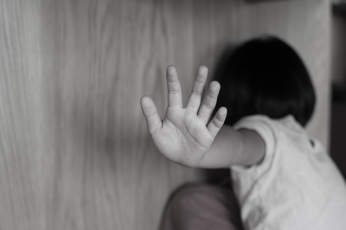 写真・図版 : 子どもの頃に受けた性虐待を訴えるためには長い時間が不可欠だ　Peter Leee/Shutterstock.com