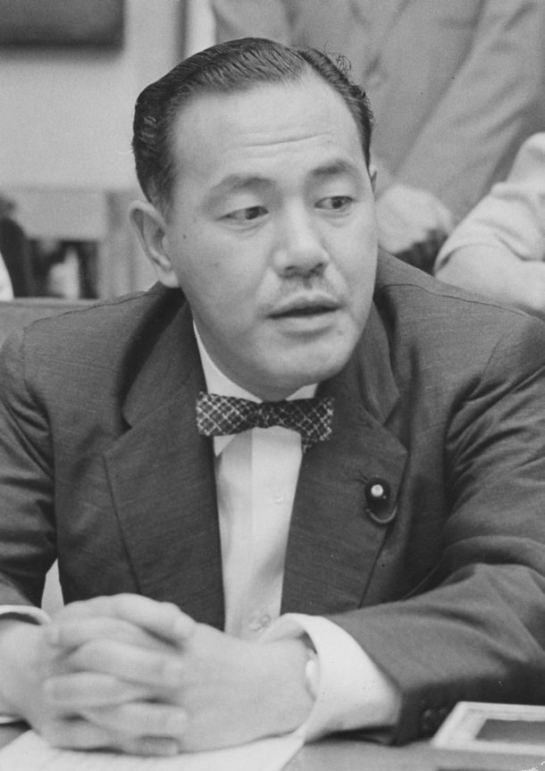 写真・図版 : 池田勇人第2次改造内閣で大蔵大臣に就任した田中角栄氏。44歳だった＝1962年7月18日