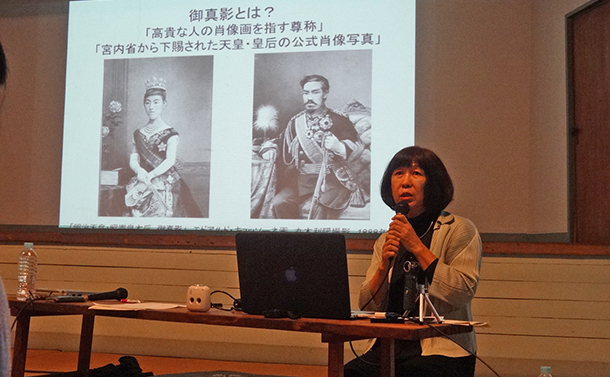 写真・図版 : 「御真影」や皇室写真について解説する北原恵＝木村静撮影