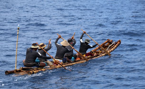 写真・図版 : 竹筏舟の「イラ2号」
