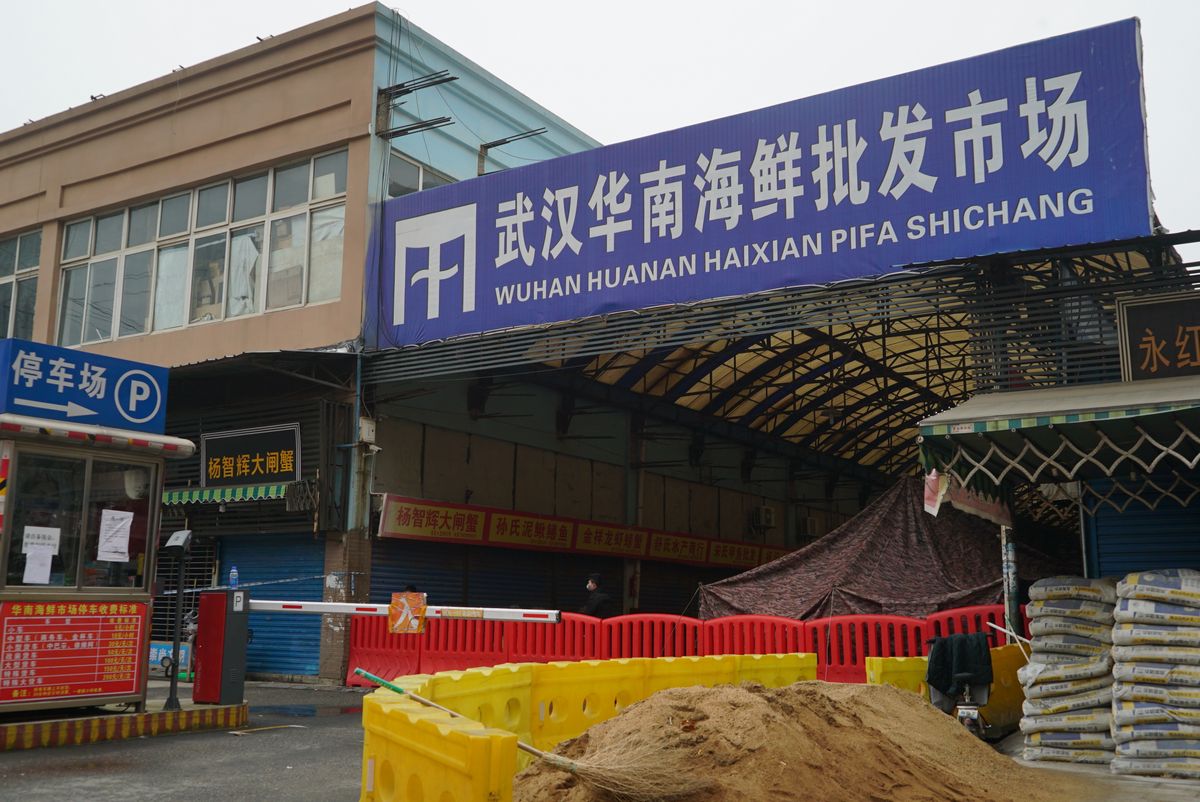 写真・図版 : 閉鎖された中国・武漢市の市場（AP）