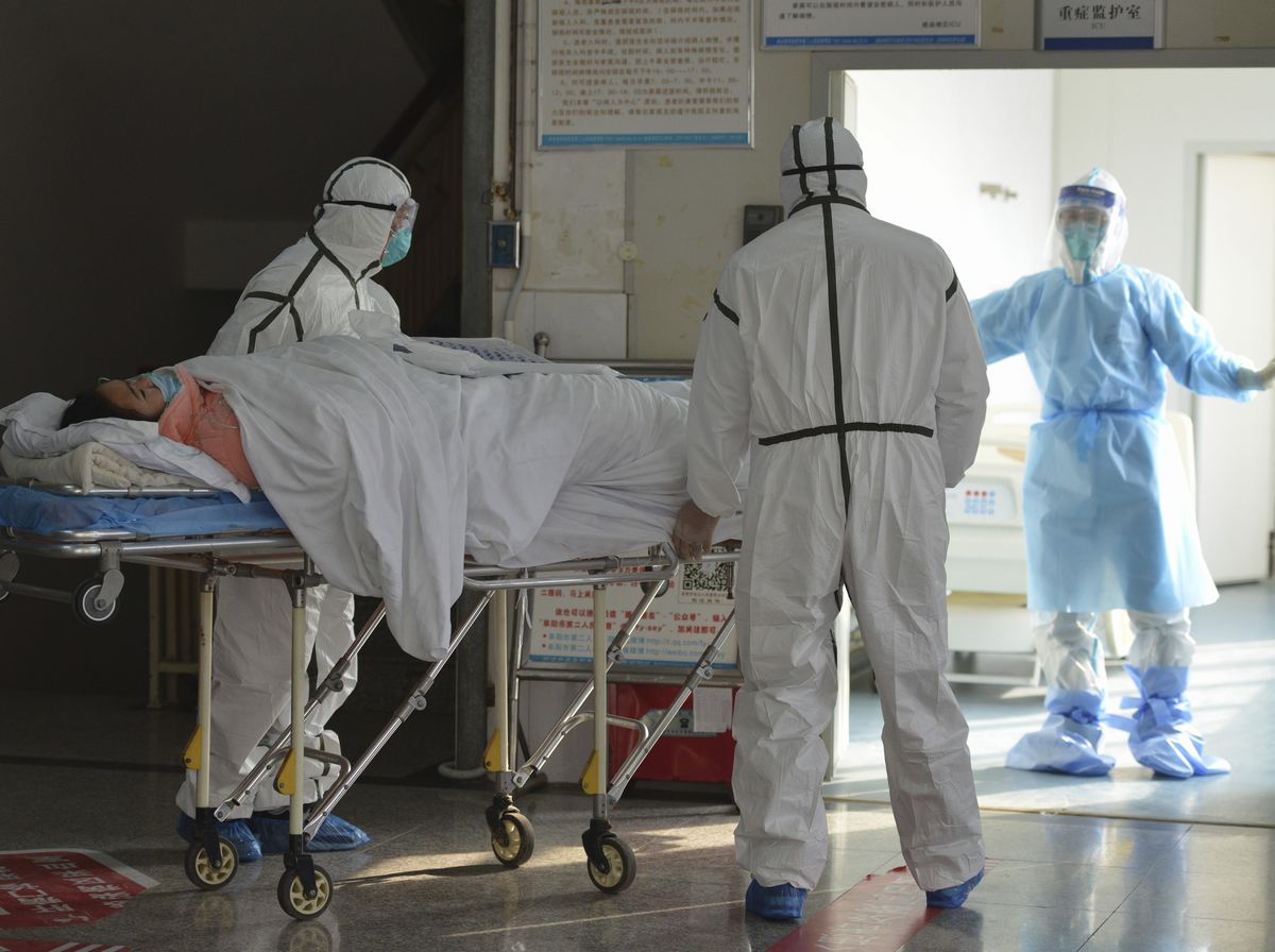写真・図版 : 中国・安徽省の病院で隔離される患者（AP）