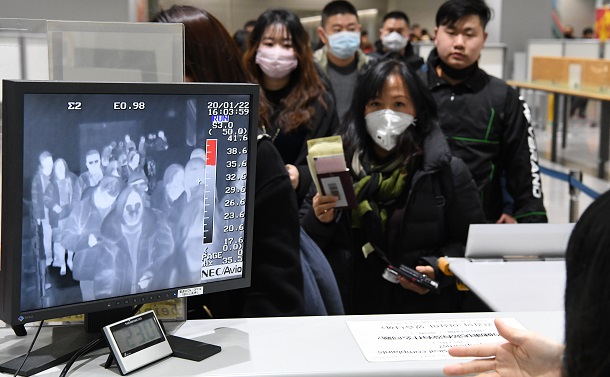 写真・図版 : 関西空港の検疫検査場で実施されているサーモグラフィーによる発熱のチェック＝2020年1月22日、関空、筋野健太撮影 