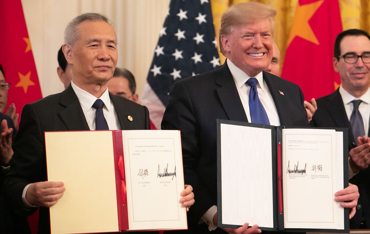 写真・図版 : ホワイトハウスで第1段階の貿易合意に署名したトランプ大統領（右）と中国の劉鶴副首相＝2020年1月15日、ワシントン、ランハム裕子撮影 