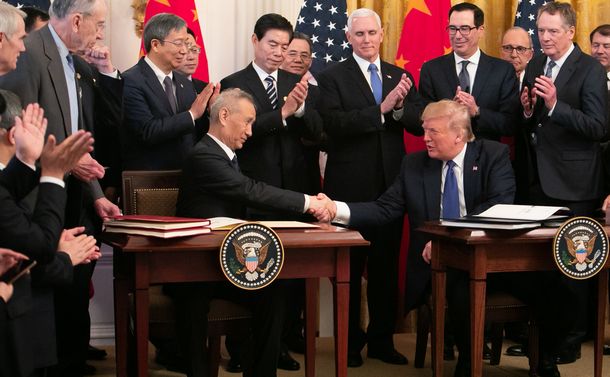 写真・図版 : ホワイトハウスで第１段階の貿易合意に署名し握手するトランプ大統領（手前右）と中国の劉鶴副首相＝2020年1月15日、ワシントン、ランハム裕子撮影