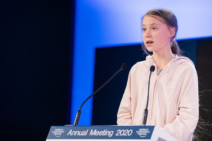 写真・図版 : 世界経済フォーラム（ＷＥＦ）の年次総会（ダボス会議）で、気候変動についての討論セッションで演説するグレタ・トゥンベリさん＝2020年1月21日（ＷＥＦ提供）