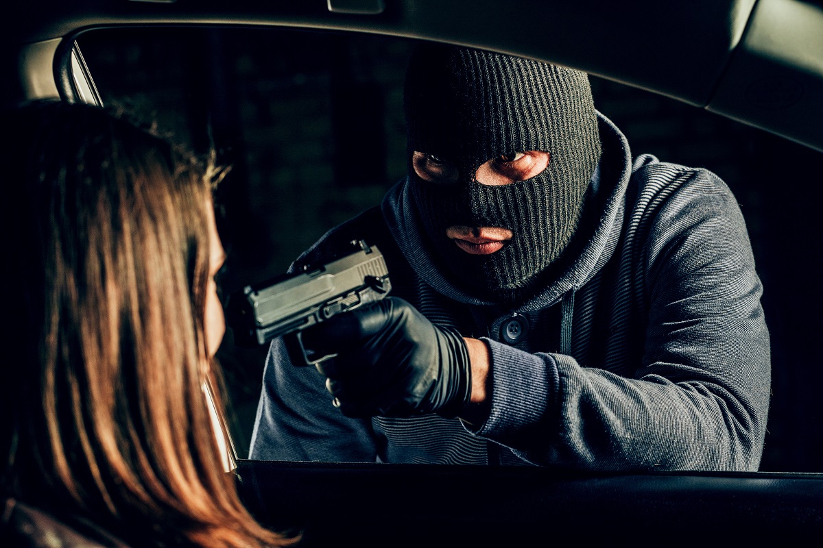 写真・図版 : 強盗罪では、被害者の抵抗は求められない=Fuss Sergey/Shutterstock.com