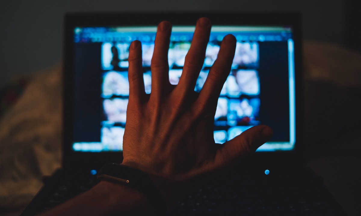 写真・図版 : ネットで簡単にアクセスできるAVに対するリテラシーが必要だ　Stenko Vlad/Shutterstock.com