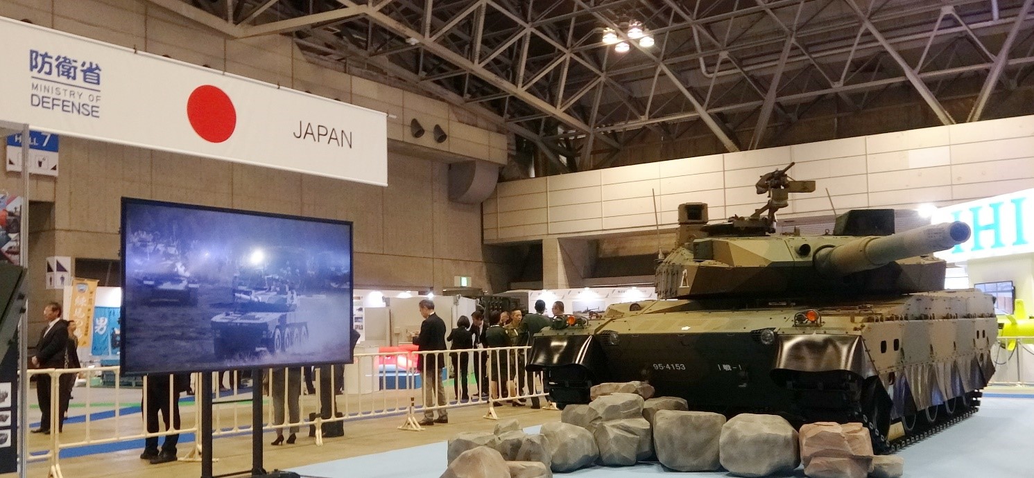 写真・図版 : DSEI JAPAN 2019に展示された陸上自衛隊10式戦車=2019年11月18日、筆者撮影