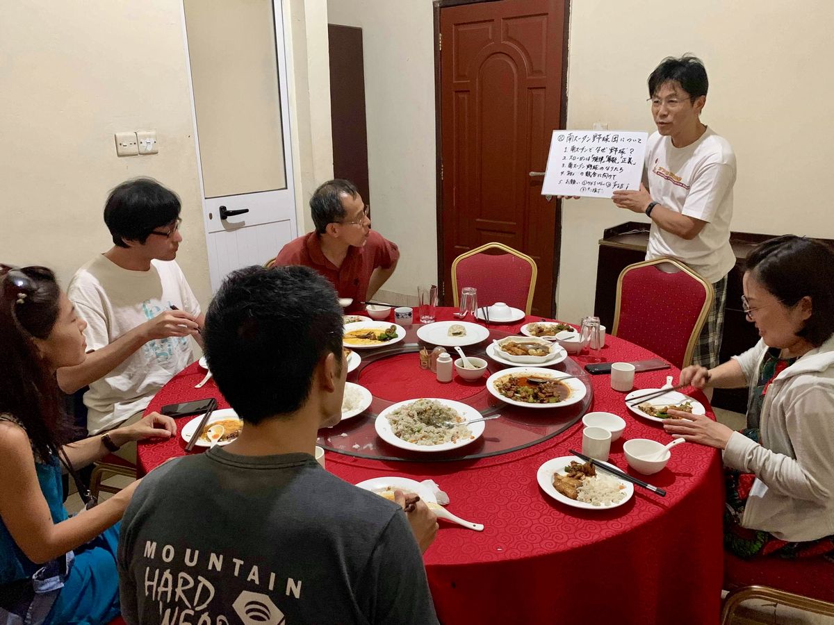 写真・図版 : 試合前日、ジュバ市内の中華料理屋でおこなわれたオールジャパンチームの打ち合わせ。