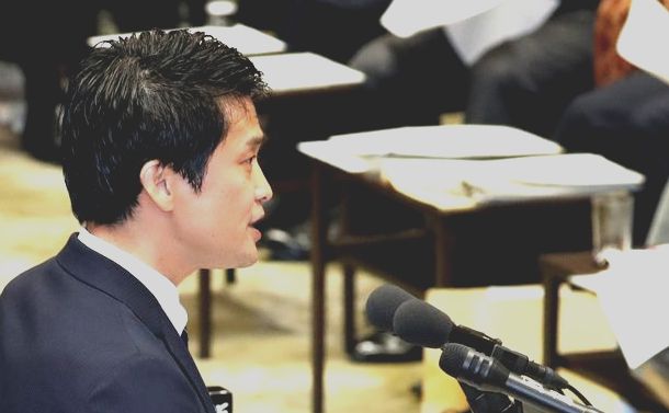 写真・図版 : 衆院予算委で質問する小川淳也氏＝2020年1月28日