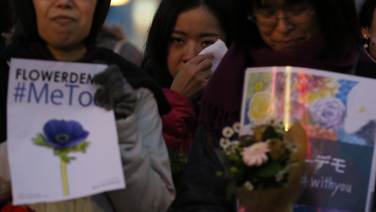 写真・図版 : 「フラワーデモ」で、性犯罪の被害に遭った女性のスピーチを聞き、涙を流す参加者=2020年2月11日、名古屋市中区