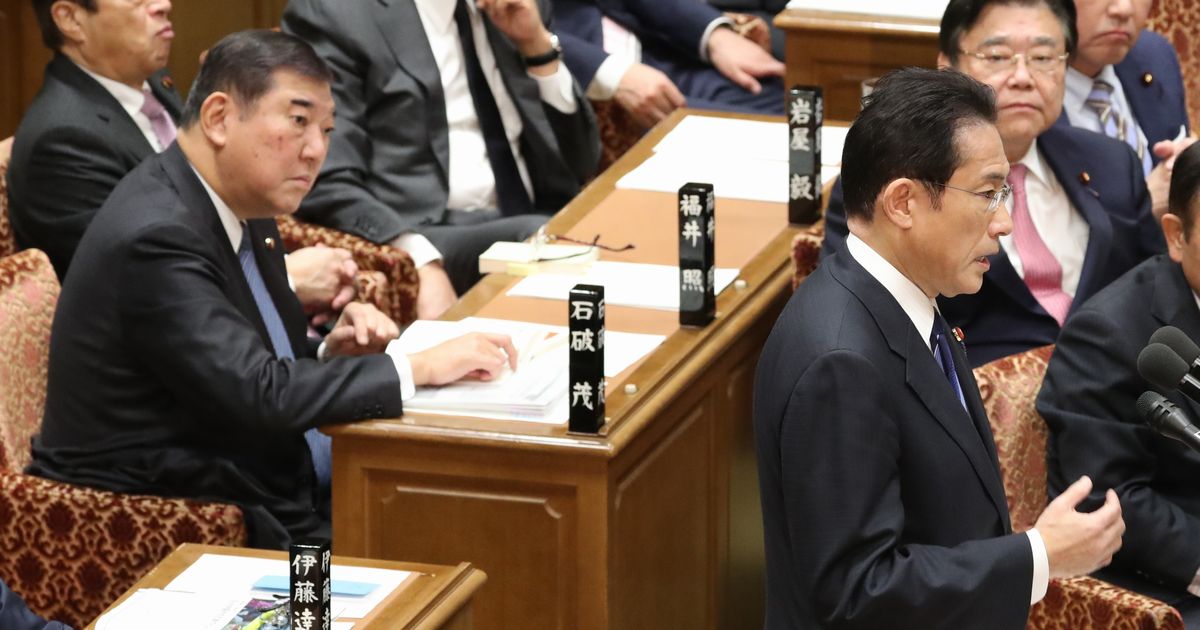 写真・図版 : 衆院予算委で質問する自民党の岸田文雄政調会長（右手前）と見つめる自民党の石破茂元幹事長（左）＝2020年2月3日