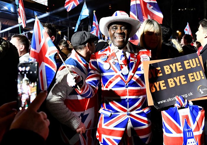 写真・図版 : 1月31日午後11時過ぎ、ロンドン中心部の英議会前広場で、英国旗の模様のスーツ姿でＥＵ離脱を祝う男性ら＝ロンドン、石橋亮介撮影