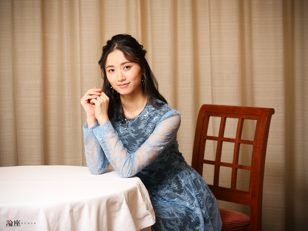 写真・図版 : 木下晴香＝宮川舞子 撮影〈ヘアメイク：Nico、スタイリスト：岡本純子（afelia）〉