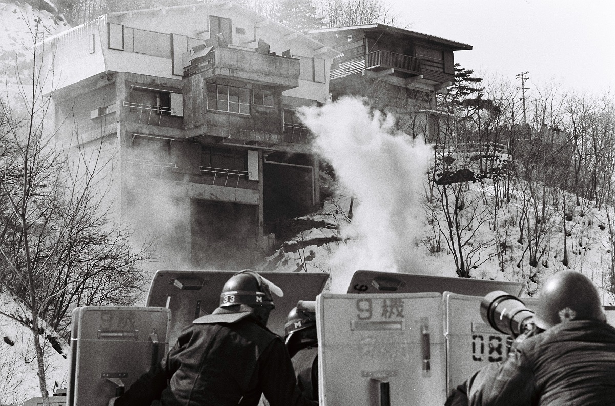 写真・図版 : 銃撃戦を繰り広げたあさま山荘が連合赤軍の「終着点」となった=1972年2月