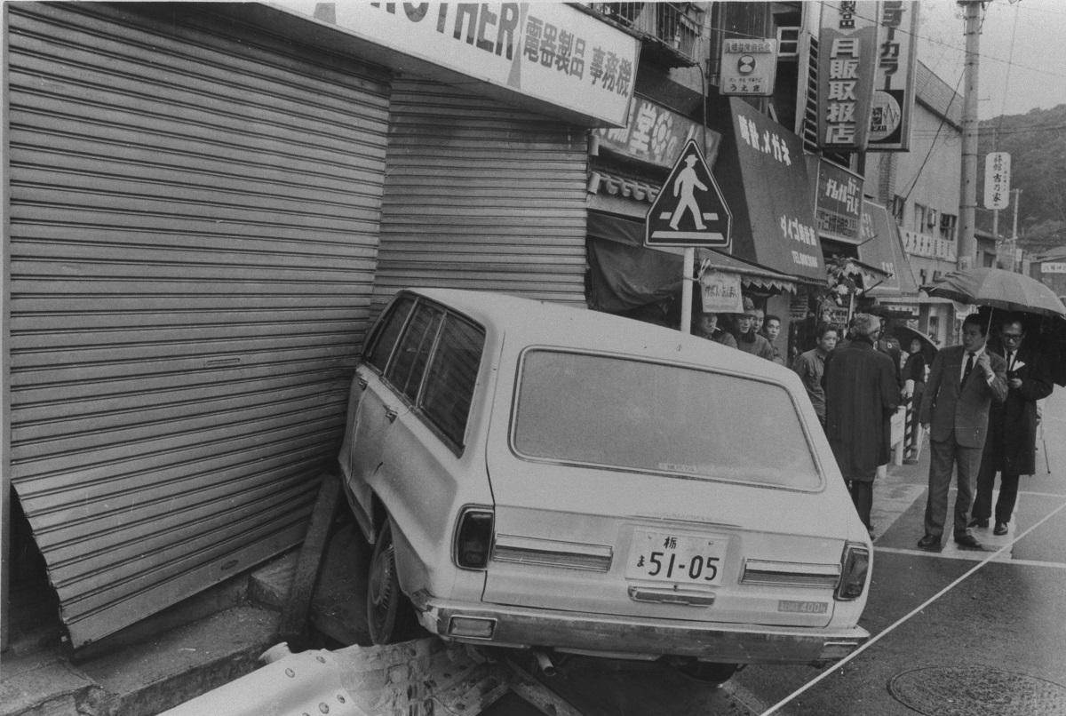 写真・図版 : 栃木県真岡市の銃砲店銃奪取事件で、検問を突破した後、店に突っ込んだ革命左派のメンバーが乗っていたライトバン=1971年2月17日