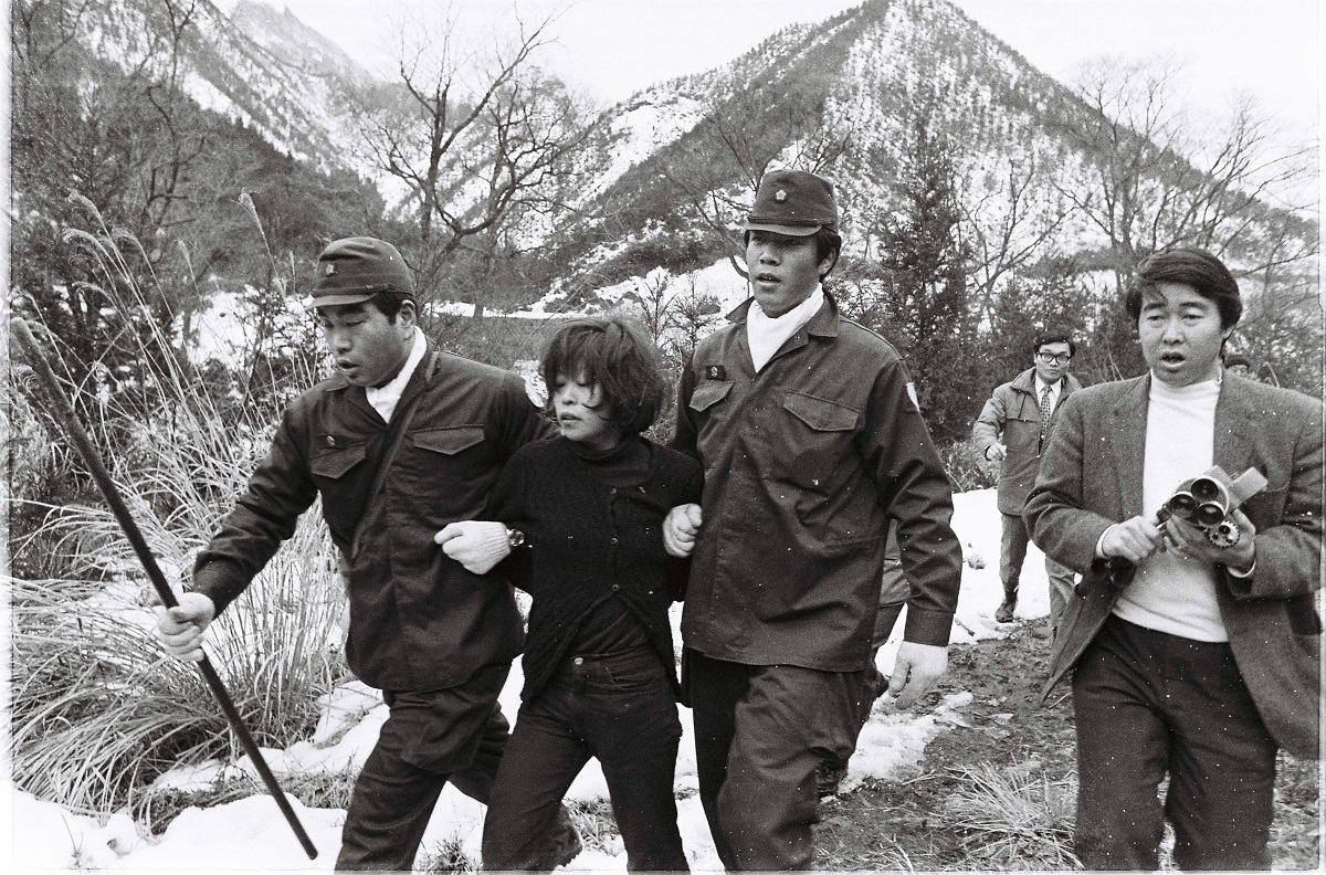 写真・図版 : 群馬県の妙技山麓で逮捕された永田洋子=1972年2月17日