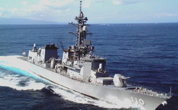 写真・図版 : 中東に派遣される護衛艦「たかなみ」＝海上自衛隊提供