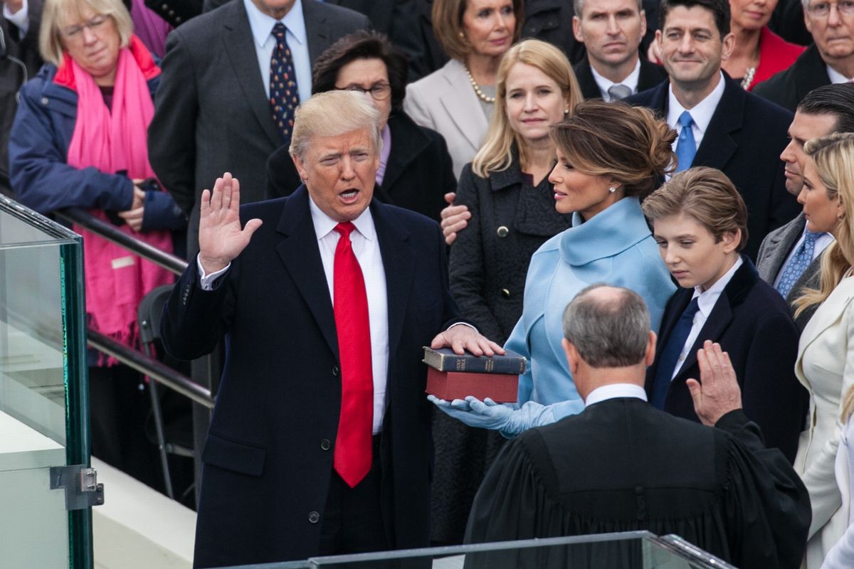写真・図版 : ワシントンの米連邦議会議事堂前での就任式で宣誓するトランプ新大統領＝2017年1月20日、ランハム裕子撮影 