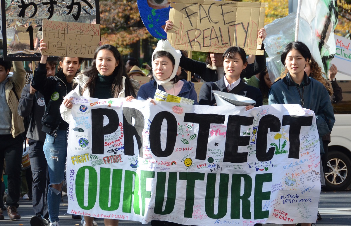 写真・図版 : 気候危機を訴える若者たちには高校生も少なくない=2019年11月、東京都新宿区