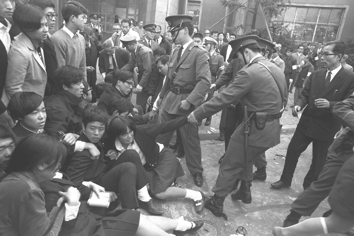写真・図版 : 校舎のバリケード封鎖解除のために出動した警官隊と衝突する都立日比谷高校の生徒たち=1969年10月